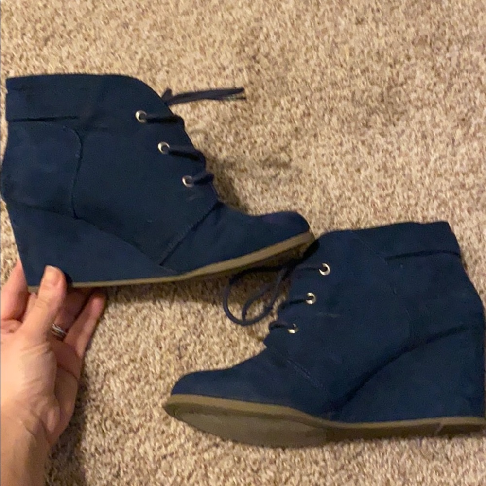 Kohl’s navy blue wedge buckle bootie
